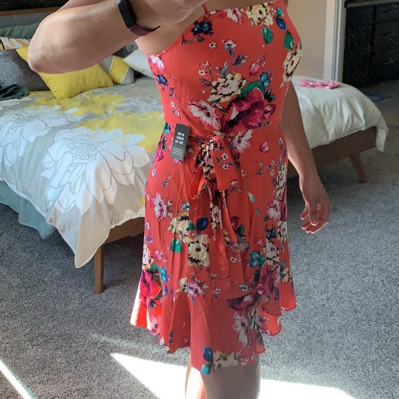 NWT Express Women’s Floral Wrap Dress - Picture 3 of 9